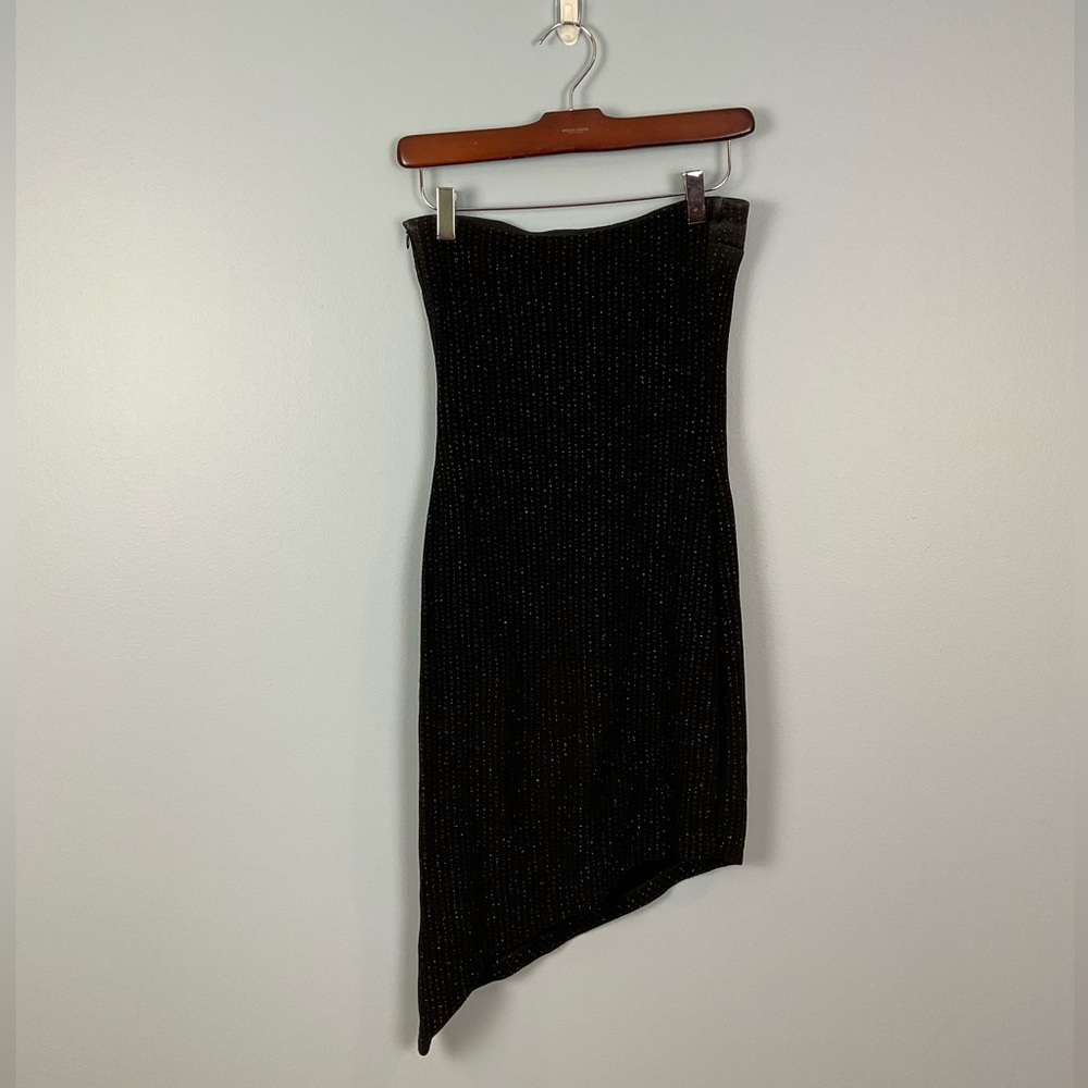 Asymmetrical strapless black dress with sparkles